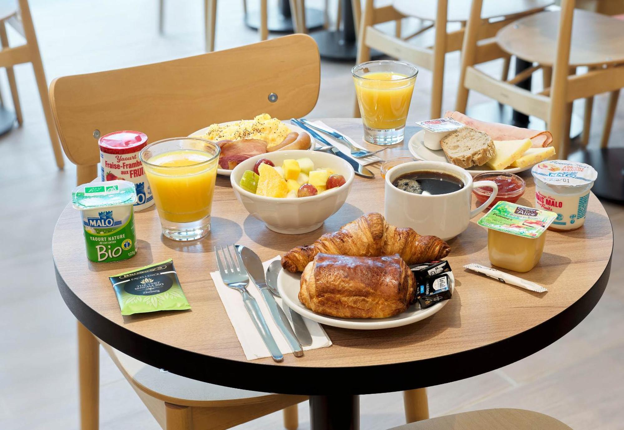 B&B Hotel Cergy Saint-Christophe Gare Bagian luar foto
